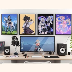 以下が含まれることがあります： カラフルなキャラクターが描かれた、アニメスタイルの額入りアートプリント4枚。パソコン、スピーカー、ヘッドホンが置かれた机の上に飾られています。アートワークには、ユニコーンのキャラクター、猫耳のキャラクター、その他2人のファンタジーをテーマにしたキャラクターが含まれています。