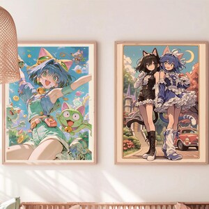 以下が含まれることがあります： 2つの額入りアニメアートプリント。左のプリントは、青い髪と猫耳を持つキャラクターと、漫画の生き物を描いています。右のプリントは、猫耳を持つ2人のキャラクター、黒と青のキャラクターが車と一緒に描かれています。