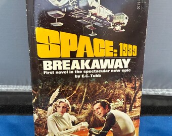 Space: 1999 #1 Breakaway novelization by E.C. Tubb 1975 first US paperback edition with photo gallery