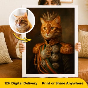 Peut inclure: Impression sur toile encadrée d'un portrait royal de chat. Le chat roux porte une couronne et un uniforme militaire. Un petit portrait du chat est dans le coin supérieur gauche. Le bas de l'image contient le texte "12H Digital Delivery Print or Share Anywhere."