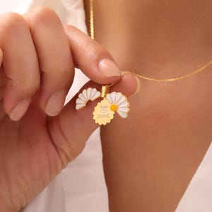 Personalized Daisy Necklace, Personalized Hidden Name Daisy Necklace, Romantic Message Necklace, Custom Secret Message Flower Necklace
