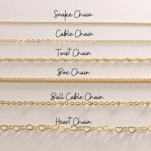 Puede incluir: Una selecci&oacute;n de collares de cadena dorados, que incluyen cadenas de serpiente, cable, torcida, caja, bola y coraz&oacute;n. Cada estilo de cadena est&aacute; etiquetado con su nombre en fuente manuscrita. Las cadenas se muestran sobre un fondo neutro.