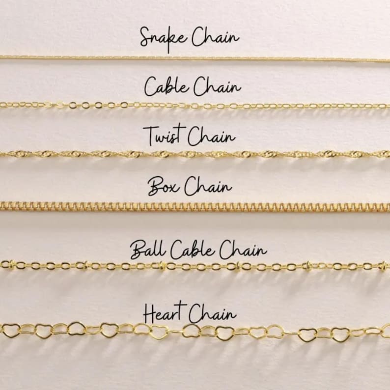 Puede incluir: Una selecci&oacute;n de collares de cadena dorados, que incluyen cadenas de serpiente, cable, torcida, caja, bola y coraz&oacute;n. Cada estilo de cadena est&aacute; etiquetado con su nombre en fuente manuscrita. Las cadenas se muestran sobre un fondo neutro.