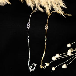 Pulsera con letra de piedra de nacimiento, regalo de dama de honor, pulsera con inicial, regalo del día de la madre, regalo para ella, piedra de nacimiento familiar, pulsera de la amistad entre hermanas