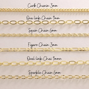 Puede incluir: Primer plano de varios estilos de cadenas doradas, incluyendo cadenas de eslabones, ovaladas, squin, figaro y brillantes. Cada cadena est&aacute; etiquetada con su estilo y ancho en mil&iacute;metros. Las cadenas se muestran sobre un fondo neutro.