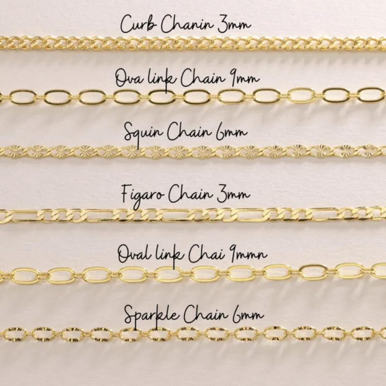 Puede incluir: Primer plano de varios estilos de cadenas doradas, incluyendo cadenas de eslabones, ovaladas, squin, figaro y brillantes. Cada cadena est&aacute; etiquetada con su estilo y ancho en mil&iacute;metros. Las cadenas se muestran sobre un fondo neutro.