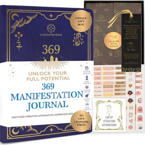 Può includere: Un diario blu con dettagli dorati e il testo "369 Manifestation Journal" sulla copertina. Il diario fa parte di un set che include una scatola regalo unica, un segnalibro e adesivi. Il diario è progettato per aiutarti a sbloccare il tuo pieno potenziale.