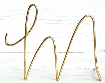 Wire Letter Sign A–Z – Freestanding Metal Initials in 4 Sizes – Gold, Silver, or Black – Ampersand Included – Gift & Home Decor