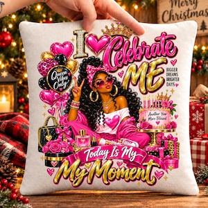 Può includere: Un cuscino decorativo quadrato con un'illustrazione grafica di una persona con capelli scuri ricci, che indossa abiti rosa e occhiali a forma di cuore. Il testo include "I Celebrate ME", "Queen Vibes Only", "Bigger Dreams Brighter Days" e "Today Is My My Moment".