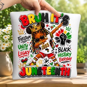 Puede incluir: Cojín cuadrado blanco con una vibrante ilustración que celebra el Juneteenth. El diseño incluye a una niña negra haciendo un dab, con una corona y gafas de sol, con texto que dice "Bruh It's Juneteenth", "Black History Everyday" y "Freedom, Unity, Legacy".