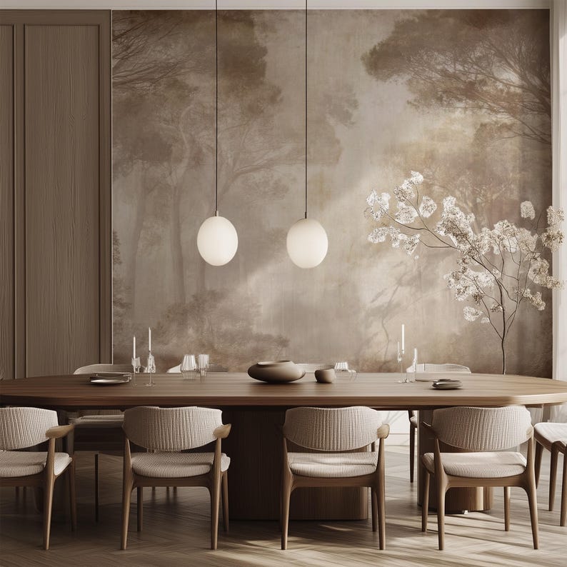 Puede incluir: Un comedor con una larga mesa ovalada de madera y seis sillas tapizadas. Dos l&aacute;mparas colgantes esf&eacute;ricas iluminan la mesa. El tel&oacute;n de fondo es un mural que representa una escena de bosque brumoso. Se coloca la vajilla.