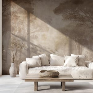 Puede incluir: Escena de sal&oacute;n con un sof&aacute; blanco, cojines blancos, una mesa de centro de madera y una cesta tejida. El fondo es un mural que representa una escena de bosque con un rayo de luz.