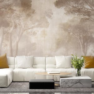 Puede incluir: Sal&oacute;n moderno con un gran sof&aacute; seccional blanco con cojines mostaza y blancos. Una mesa de centro redonda y una mesa auxiliar de m&aacute;rmol est&aacute;n frente al sof&aacute;. La pared detr&aacute;s del sof&aacute; tiene un gran mural de una escena de bosque.