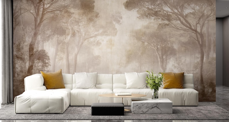 Puede incluir: Sal&oacute;n moderno con un gran sof&aacute; seccional blanco con cojines mostaza y blancos. Una mesa de centro redonda y una mesa auxiliar de m&aacute;rmol est&aacute;n frente al sof&aacute;. La pared detr&aacute;s del sof&aacute; tiene un gran mural de una escena de bosque.