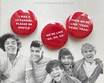 Könnte beinhalten: Ein Jahrbuchcover mit dem Text "ONE DIRECTION" und "UP ALL NIGHT". Drei rote Buttons mit Text befinden sich vor einem Foto der Band. Auf den Buttons steht "I WAS A 1D FANGIRL, PLEASE BE GENTLE", "WE'RE LIKE 'NA, NA, NA'" und "THEN WE'RE LIKE 'YEAH, YEAH, YEAH.'"