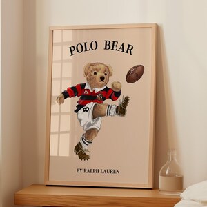 Poster di orso da football fisico, poster di rivista di moda, poster di rivista di moda vintage, arte della moda polo, poster di orso polo, arte murale orso USA