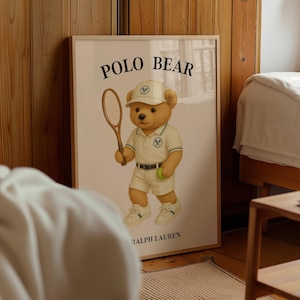 Poster di lusso con orsetto tennista, stampa da parete con sport retrò, simpatico orsetto di peluche, illustrazione di animali, decorazione per la cameretta dei bambini, download digitale beige