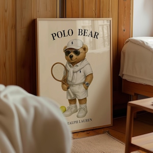 Poster di rivista di moda con orso tennista, poster di rivista di moda vintage, arte di moda polo stampabile, poster di polo tennis, arte polo USA