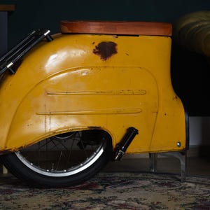 Tisch aus Simson Schwalbe Panzer gelb – Upcycling Möbel aus Motorradteilen – Handgemachtes und einzigartiges Geschenk für Motorradfans