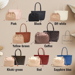 Puede incluir: Colecci&oacute;n de bolsos tote tejidos en varios colores, incluyendo rosa, negro, blanco roto, amarillo-marr&oacute;n, caf&eacute;, caqui-verde, rojo y azul zafiro. Cada bolso tiene una bolsa con cord&oacute;n a juego. Los bolsos tienen un dise&ntilde;o estructurado con asas superiores.