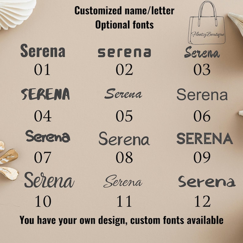 Pu&ograve; includere: Su uno sfondo beige sono presentati vari stili di carattere del nome "Serena" con i numeri 01-12. Il testo in alto recita "Nome/lettera personalizzato, caratteri opzionali". Un logo "Hootsy Boutique" si trova in alto a destra. Il testo in basso dice "Hai il tuo design, caratteri personalizzati disponibili."