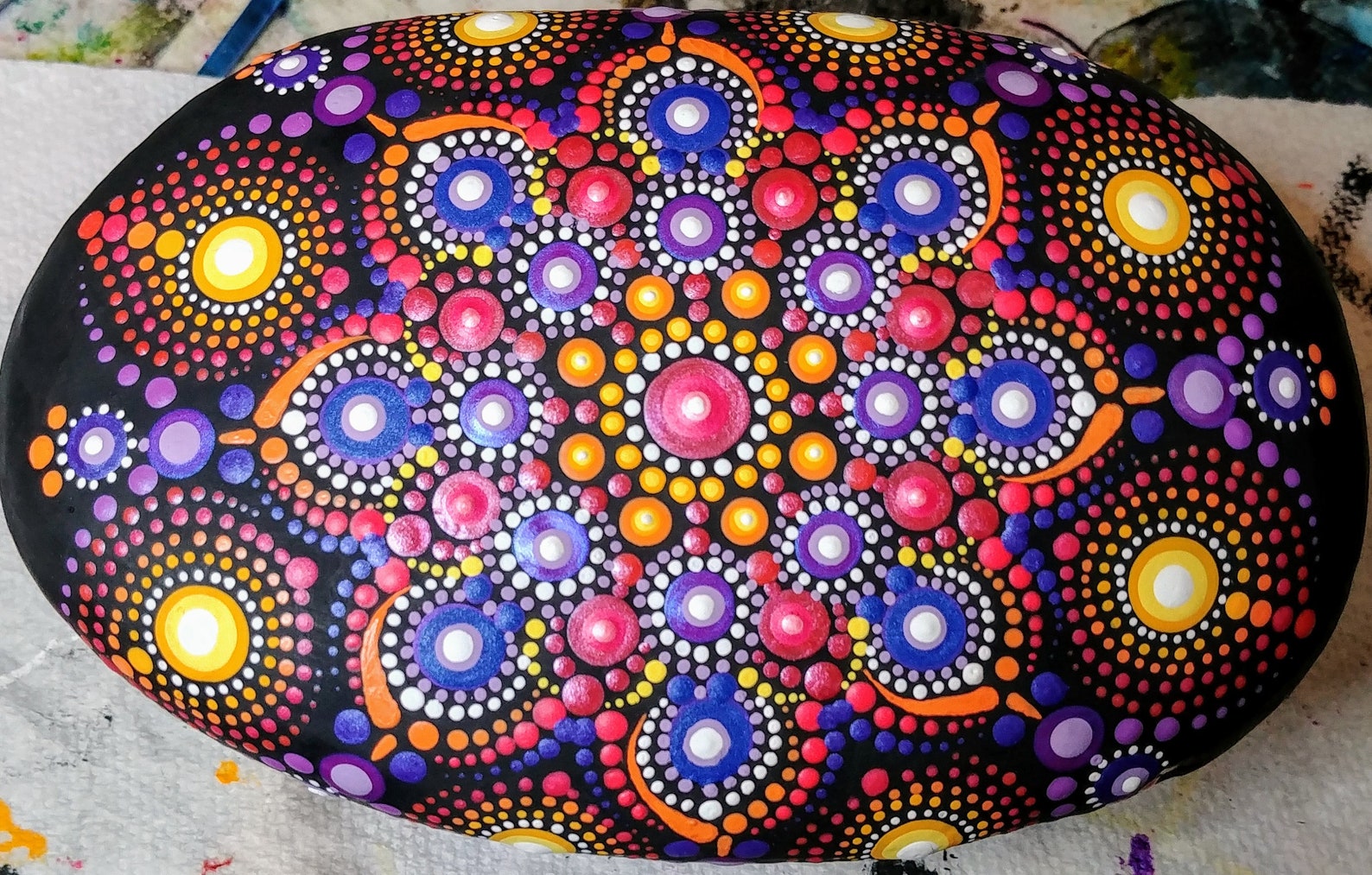 Pintado a mano púrpura / negro rosa mandala roca / piedra | Etsy
