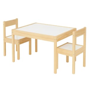 Könnte beinhalten: Ein helles Kinder-Tisch- und Stuhl-Set aus Holz. Der Tisch hat eine weiße Tischplatte, und die Stühle haben weiße Sitze. Das Set ist aus Naturholz gefertigt und für kleine Kinder konzipiert.