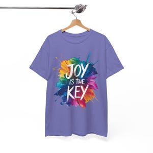 Camiseta "La alegría es la clave", camiseta con estampado de salpicaduras de arcoíris, top unisex de alta onda, camiseta con letras expresivas, ropa estética de alineación