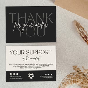 Sjabloon voor bloemen zakelijke ambachtelijke bedankkaart, bewerkbaar canva-ontwerp voor vaas- en ambachtelijke merken, insteekkaarten boetiekverpakking