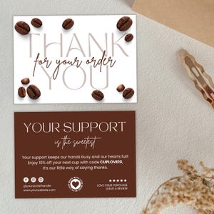 Op de afbeelding: Twee bedankkaarten met koffiethema. De bovenste kaart leest "THANK for your order YOU" met verspreide koffiebonen. De onderste kaart zegt "YOUR SUPPORT is the sweetest" met extra tekst en social media-iconen.