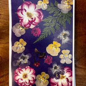 Blanco wenskaarten, notitiekaarten, digitale printkaarten van geperste bloemen