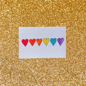 Postal de corazones de arcoíris