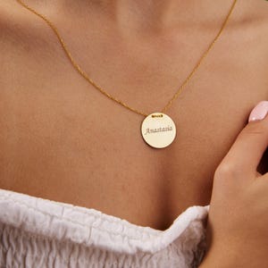 Collar con nombre y letra en forma de disco de oro, collar con fecha en forma de disco, regalo para el Día de la Madre.