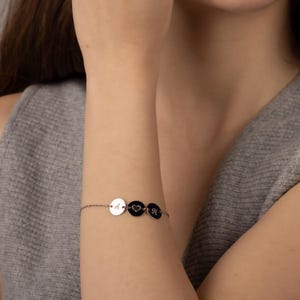 Benutzerdefiniertes Buchstabenarmband, Gold-Anfangsscheibenarmband, personalisierter Anhänger, Muttertagsgeschenk für sie