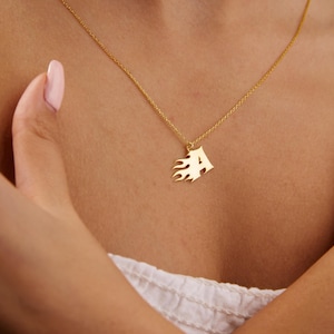 Collar con letra de llama personalizada, colgante con inicial atrevida, regalo de joyería de fuego personalizado para él y ella