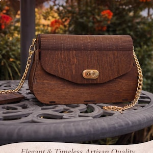 Op de afbeelding: Een handgemaakte houten tas in een rijke walnootafwerking, met een gouden ketting en sluiting. De tas heeft een gebogen ontwerp en wordt getoond op een decoratieve metalen tafel. De tekst "Walnut" en "Handcrafted Wooden Purse" zijn zichtbaar.