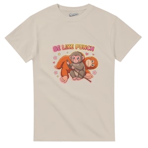 Könnte beinhalten: Beiges T-Shirt mit einem Cartoon-Motiv von zwei Affen und dem Text "BE LIKE PUNCH" in Rosa und Gelb. Die Affen sind braun und grau, mit rosa Herzen und Blumen um sie herum.