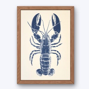 Könnte beinhalten: Eine gerahmte Illustration eines blauen Hummers mit detaillierten Scheren und Körper. Die Illustration ist auf einem cremefarbenen Hintergrund.