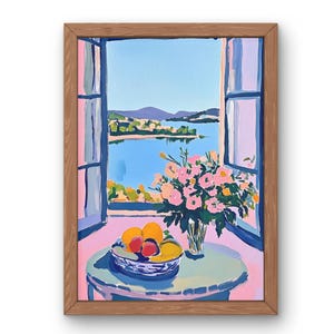 Könnte beinhalten: Ein Gemälde, das ein Stillleben mit einer Schale Obst und einer Vase mit Blumen auf einem Tisch vor einem Fenster mit Blick auf einen See und Berge zeigt. Das Obst ist eine Mischung aus Orangen, Zitronen und Pfirsichen. Die Blumen sind rosa und weiß. Das Fenster ist geöffnet und der Blick ist hell und sonnig.