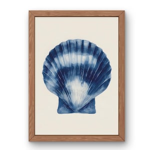 Könnte beinhalten: Ein gerahmter Druck mit einem blauen Muscheldesign. Die Muschel ist in Blautönen auf cremefarbenem Hintergrund dargestellt. Der Rahmen ist aus Holz. Das Kunstwerk hat ein Küsten- oder Maritim-Thema.