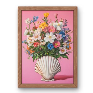 Könnte beinhalten: Gerahmtes Gemälde eines farbenfrohen Blumenarrangements in einer weißen Muschelschale vor einem rosa Hintergrund. Der Strauß zeigt weiße, gelbe, rosa und blaue Blüten. Der Rahmen besteht aus hellbraunem Holz.