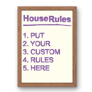 Könnte beinhalten: Ein gerahmtes Schild mit den lila Worten "House Rules", unterstrichen, über einer nummerierten Liste. Die Liste lautet: 1. PUT, 2. YOUR, 3. CUSTOM, 4. RULES, 5. HERE. Der Rahmen ist aus Holz.
