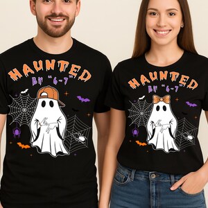 Könnte beinhalten: Schwarze T-Shirts mit einem Halloween-Geister-Design. Die Shirts zeigen das Wort "HAUNTED" in Orange, mit einer Geistergrafik, Spinnennetzen und dem Text "By 6-7". Ein Geist trägt eine Baseballkappe, der andere eine Schleife.