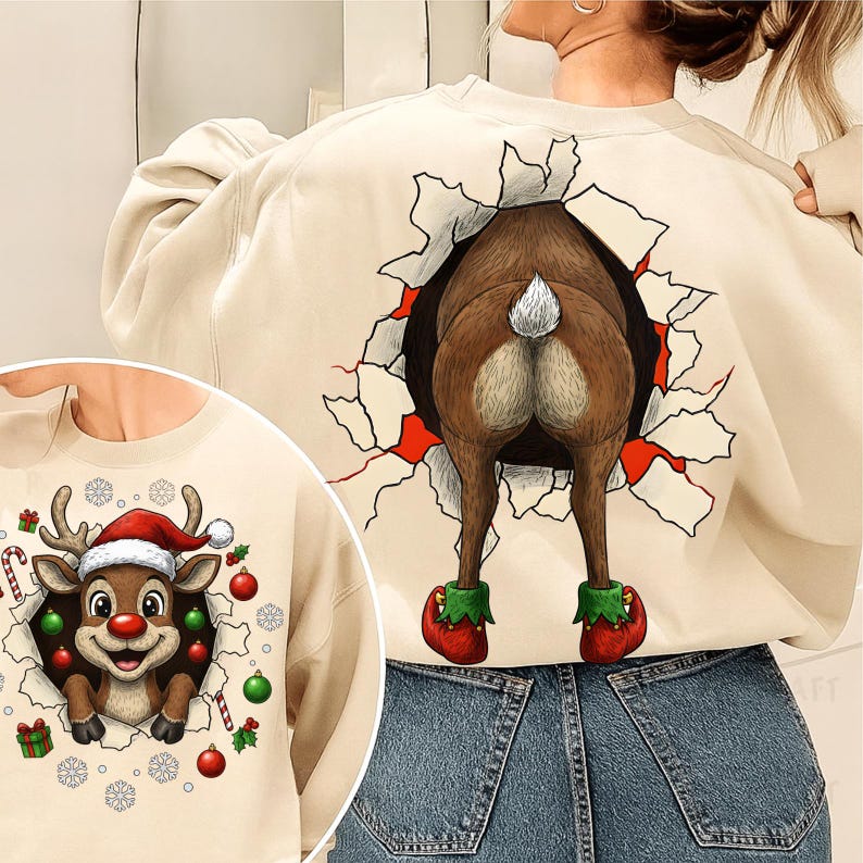 Pu&ograve; includere: Felpa beige con un design a forma di renna. La parte posteriore presenta il posteriore di una renna che sfonda un buco, mentre la parte anteriore mostra la faccia di una renna con un cappello di Babbo Natale. Abbigliamento natalizio festivo.