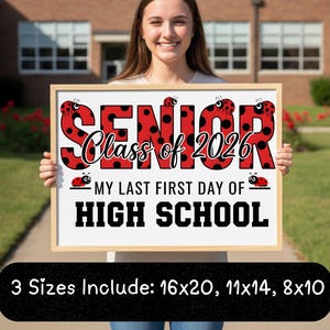 Può includere: Un cartello incorniciato con le parole "SENIOR Class of 2026" in rosso con pois neri e il testo "MY LAST FIRST DAY OF HIGH SCHOOL" in nero. Il cartello è tenuto da una persona. Disponibile in dimensioni di 40x51, 28x36 e 20x25 cm.