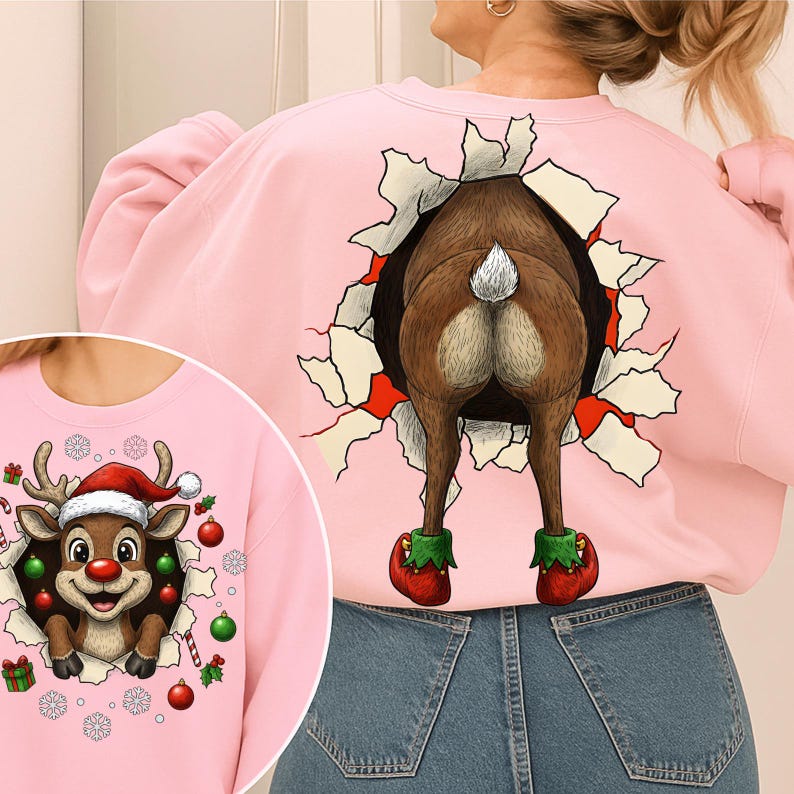 Pu&ograve; includere: Felpa rosa con grafica a renna. La parte anteriore presenta una renna con un cappello da Babbo Natale, che sbuca da un buco strappato. Il retro mostra il posteriore della renna, che emerge anch'esso da un buco strappato, con scarpe da elfo rosse.