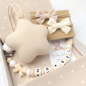 Cadeau bébé fille personnalisé couleurs délicates | Pensée pour un nouveau-né élégant | Attache-tétine avec nom couleurs neutres | Ensemble bébé fille