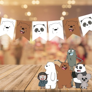 Può includere: Un set di decorazioni per feste We Bare Bears che include uno striscione con immagini dei tre orsi, Grizzly, Panda e Ice Bear. Lo striscione è appeso sopra un tavolo di legno con un gruppo di personaggi di We Bare Bears, tra cui Ice Bear, Grizzly, Panda e un piccolo koala.