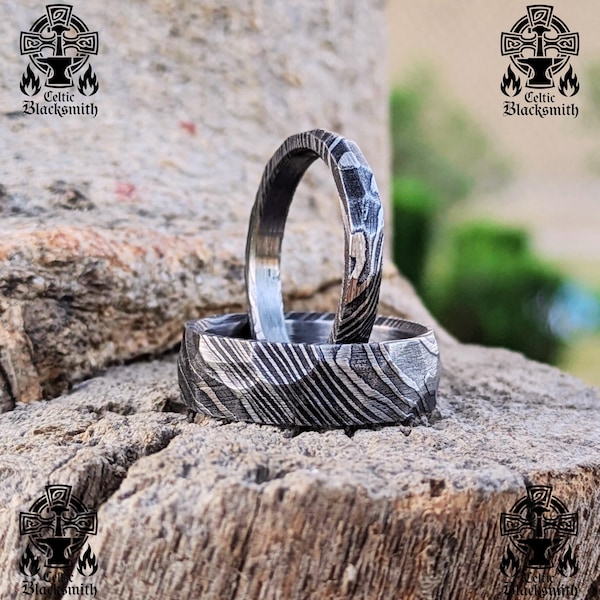 Raven Forge Damaszener Stahl Ring - Handgemachte geschmiedete gehämmerte Bänder für Männer und Frauen | 4 mm & 8 mm schlichte raffinierte Hochzeits- oder Versprechensringe