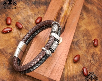 Brazalete de cuero trenzado marrón y negro con dije de chocolate - Pulsera artesanal, caprichosa y elegante, con cuentas vikingas y cuero trenzado. Estilo único.